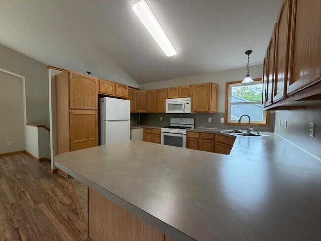 Building Photo - 122 Summit Dr