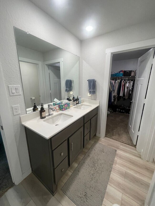 Building Photo - 3 Bedroom, 2 Bath in Midtown Subdivision C...