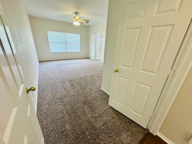 Building Photo - Awesome 3 Bed 2 Bath! Large Texas size home