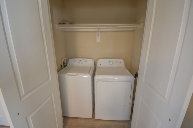 Building Photo - 2 bedroom 2.5 bath townhouse located close to schools and city park in Farmington!