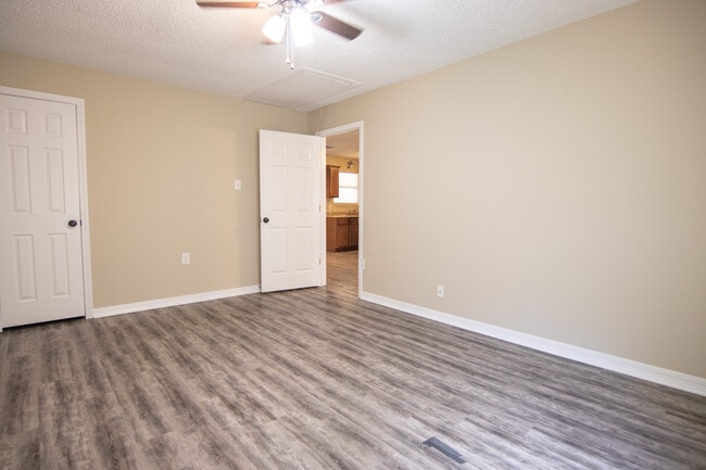 Building Photo - 7817 Walnut Dr