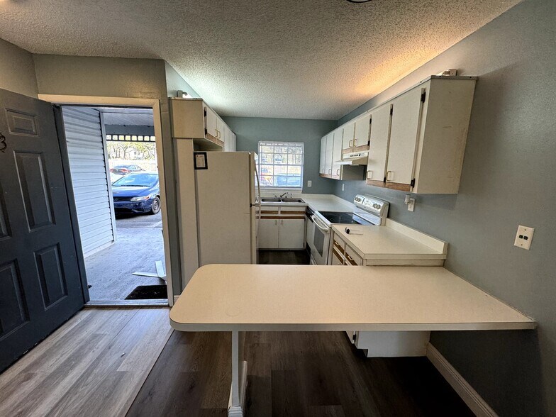 Building Photo - 313 Dirksen Dr