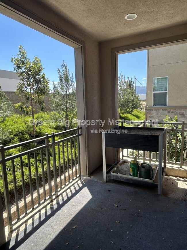 Building Photo - 609 Savi Dr