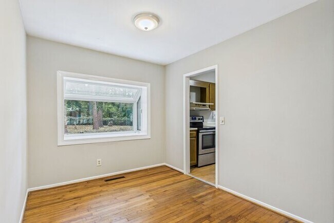 Building Photo - NW Brick Home in the Desirable Guilford Hi...