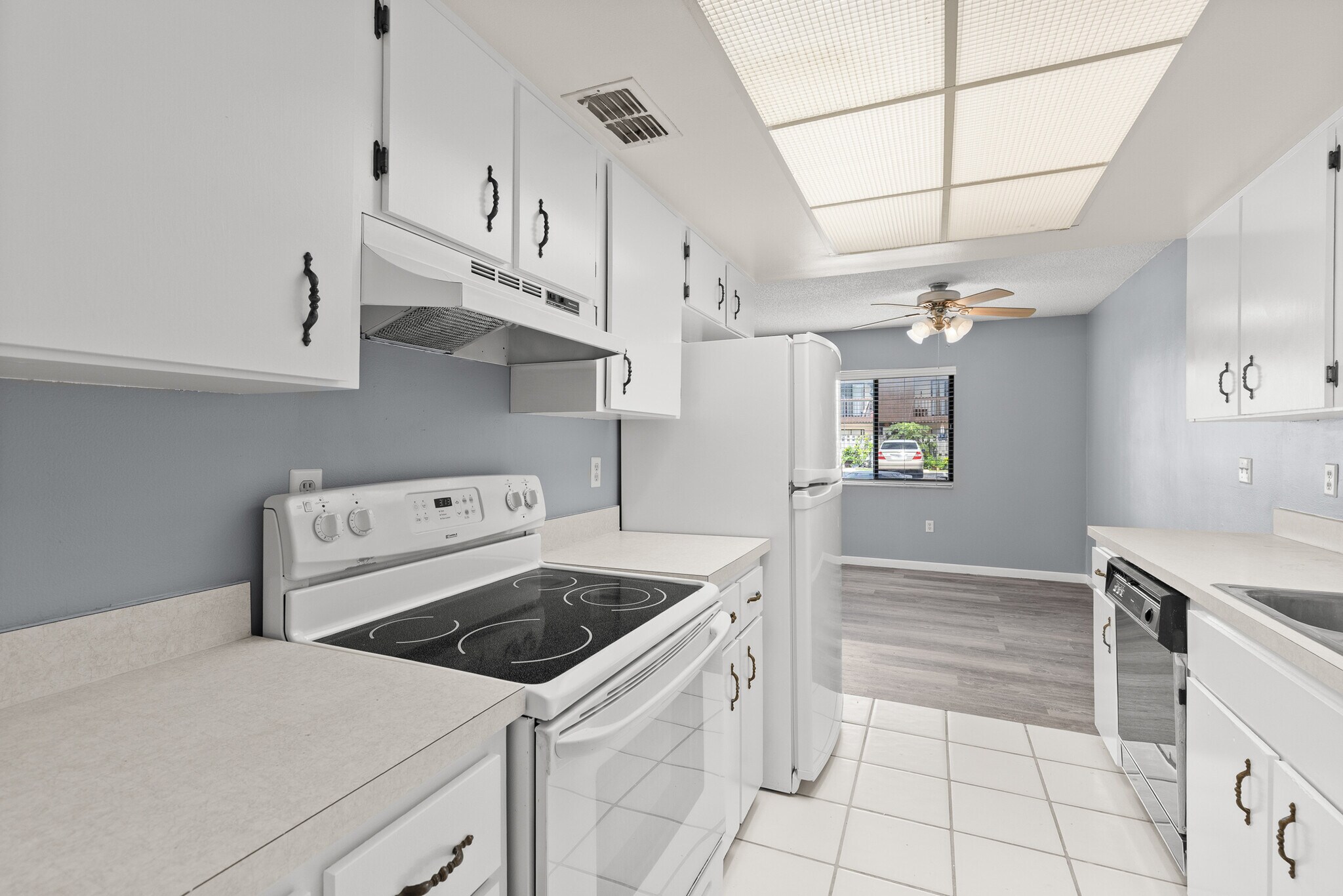 Kitchen and small pantry - 2636 Crown Ct