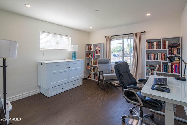 Building Photo - 1909 E Bethany Home Rd