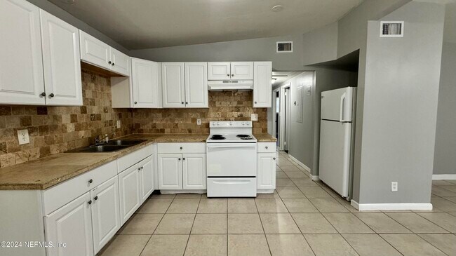 Building Photo - 6947 Clovis Rd