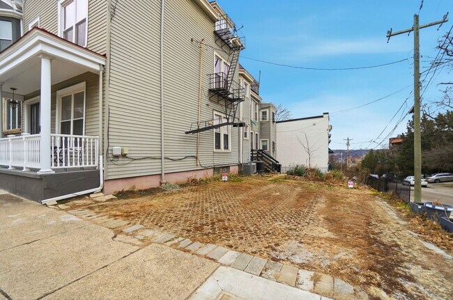 Building Photo - 1220 Louden St