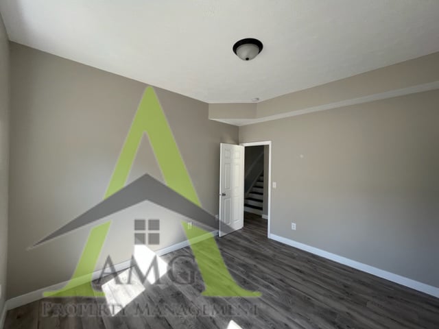 Building Photo - 3553 N Kenwood Ave
