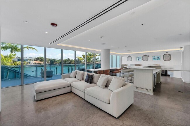 Building Photo - 9201 E Bay Harbor Dr