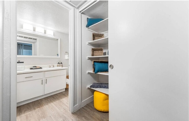 Building Photo - 2025 W Indian School Rd