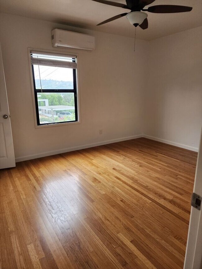 Building Photo - Duplex w/ patio space in residential neighborhood!