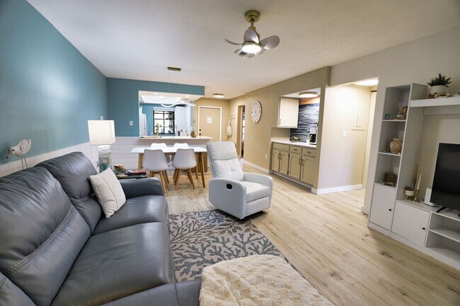 Building Photo - Seasonal Short-term 2-Bedroom 2-Bathroonm Condo located at Mission Lakes!