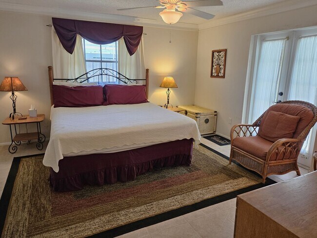 Building Photo - Seasonal Short-Term Single-Family Heated Pool Home located in Venice Gardens!