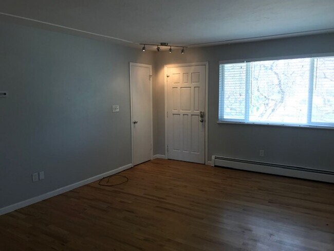 Building Photo - Bright & Beautiful 2-bedroom 1 Bath Across...