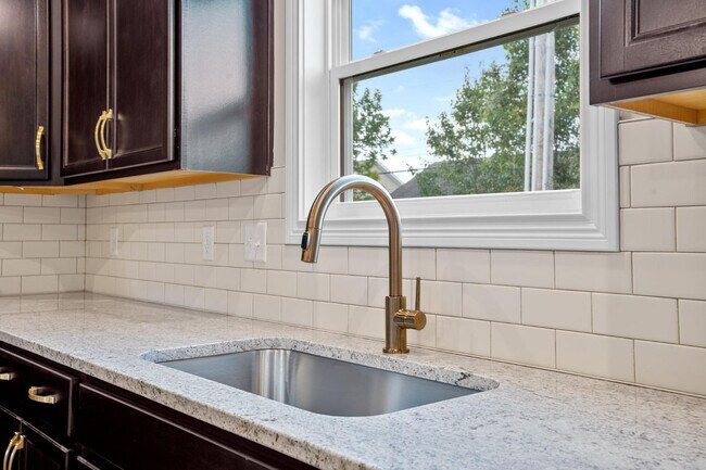 Building Photo - 453 Friendly Ave