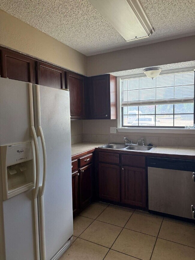 Building Photo - Beautiful two bed/1.5 bath in the heart of Alamo Heights