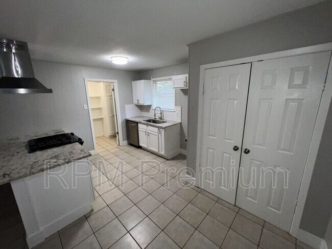 Building Photo - 464 Wilton Dr