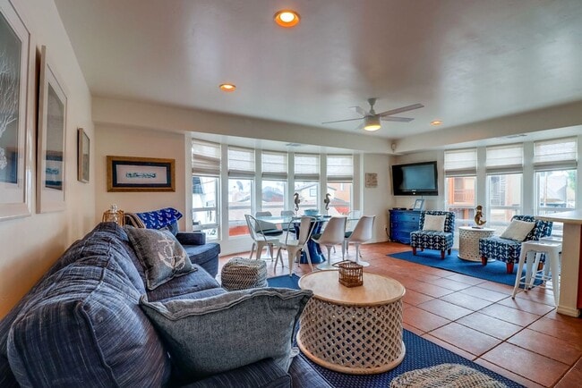 Building Photo - Private Rooftop Deck South Mission Beach