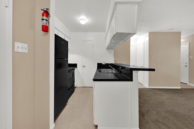 Building Photo - ¡Haz de este encantador estudio tu nuevo hogar!