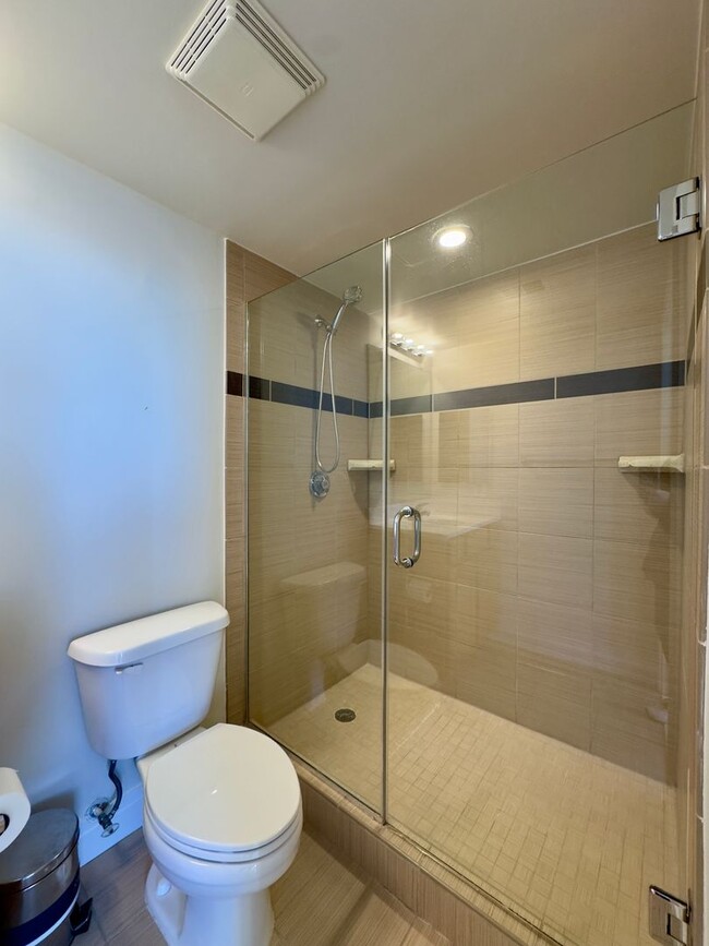 Building Photo - Spacious 2Beds/2baths Condo in the Heart o...