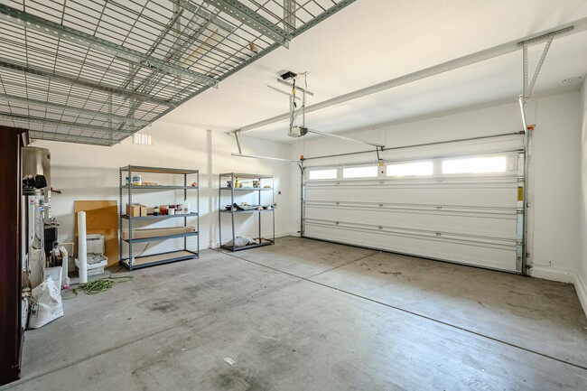 Building Photo - Beautiful 5bedrooms-2Baths Modern Style Home!