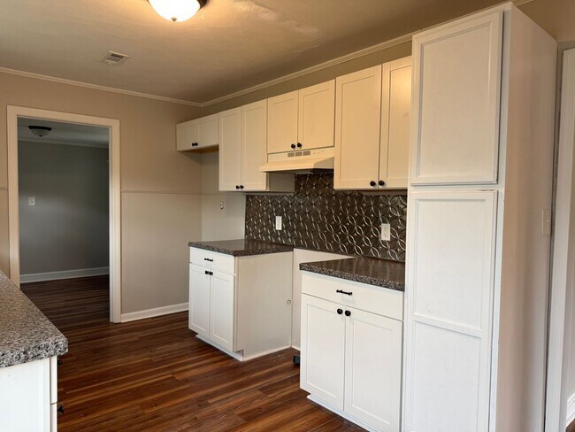 Building Photo - 4 Bedroom 1 Bathroom Home Located in Greeneville, TN