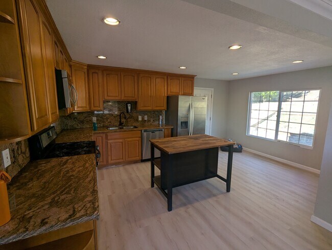 Building Photo - 706 Appian Way