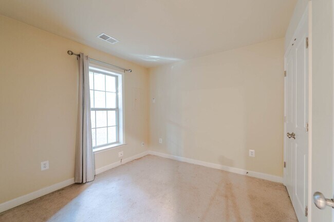 Building Photo - Stunning Centreville Townhome With Excellent Commuter Access