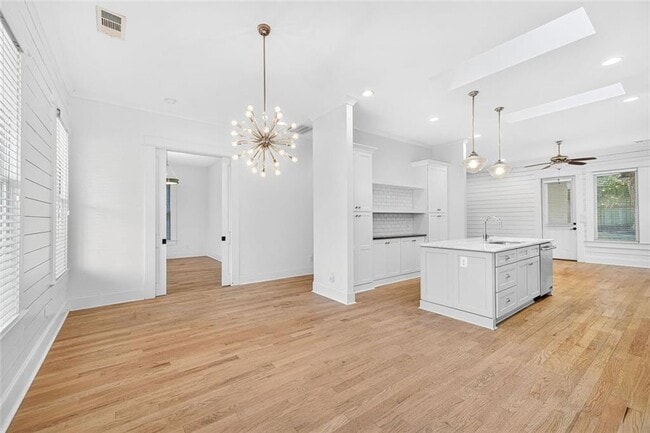 Building Photo - 523 Irwin St NE