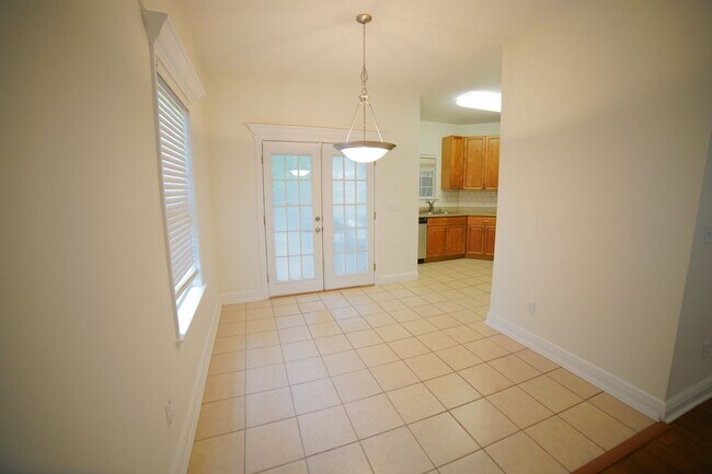 Building Photo - 3 Bed / 2 Bath with 2 Car Garage in NW
