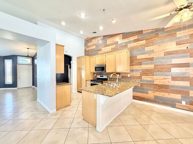 Building Photo - Move-In Ready 3 Bedroom 2 Bathroom Hemet Pool Home with Solar