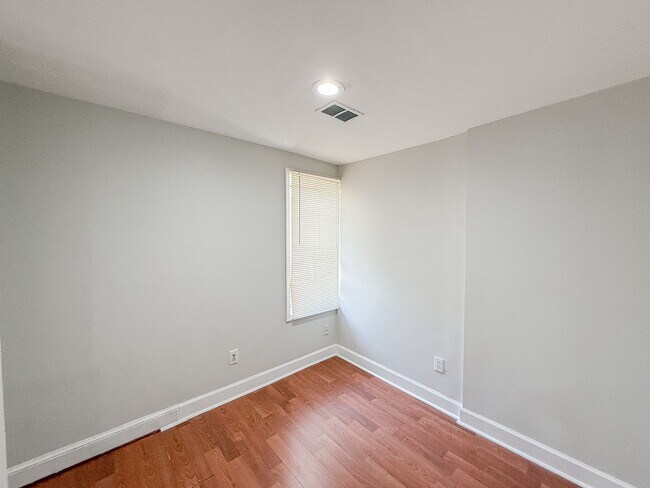 Building Photo - STUNNINGLY RENOVATED 5BR/2BA END UNIT ROW ...