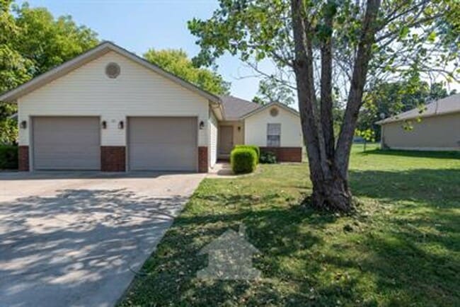 Building Photo - AVAILABLE MID AUGUST - PHOTOS ARE OF SIMIL...