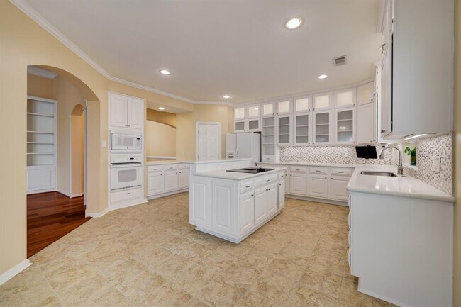 Building Photo - 5022 Coral Gables Dr
