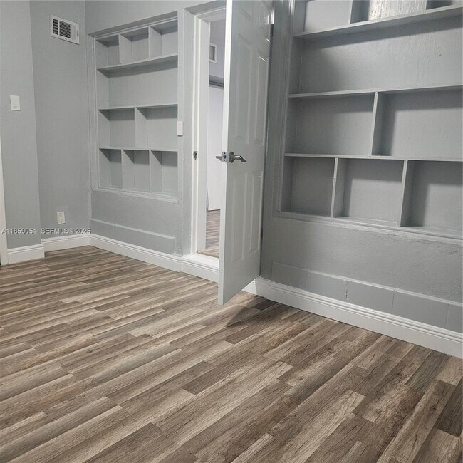 Building Photo - 3114 E Sunrise Blvd