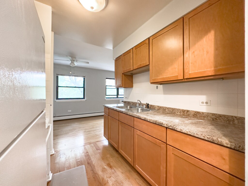 Building Photo - 515 W Briar Pl
