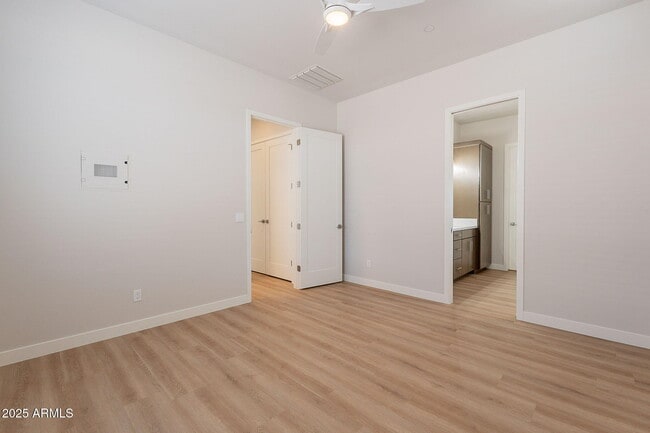 Building Photo - 6041 E Valley Way