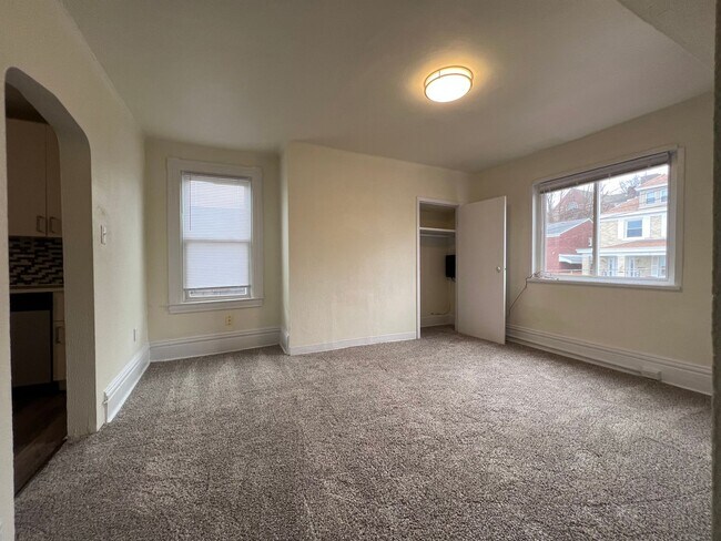 Building Photo - Updated 1BR Apartment w/ office.