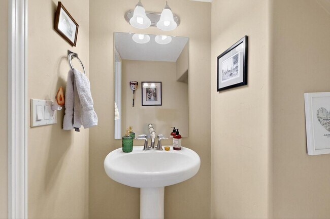 Building Photo - Sawmill District Townhouse 2/BD2/Story 2.5...