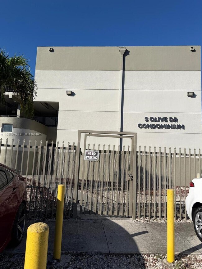 Building Photo - 5 Olive Dr