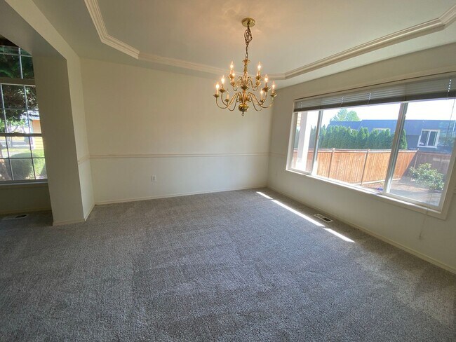 Building Photo - Spacious 4 bedroom 2.5 traditional house