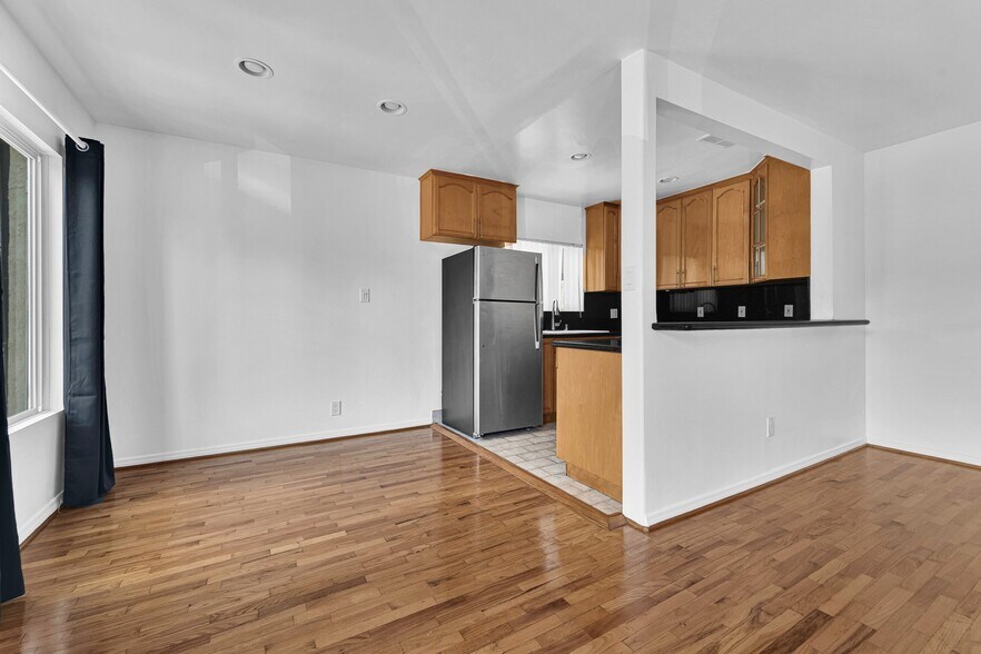 Building Photo - 1025 Idaho Ave