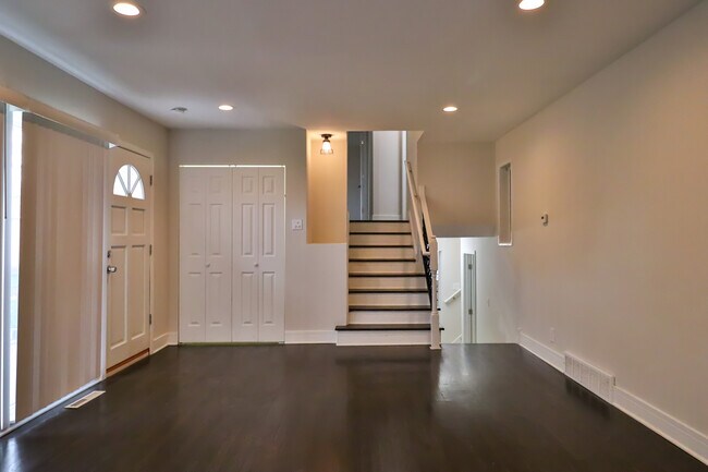 Building Photo - 16039 Marian Dr