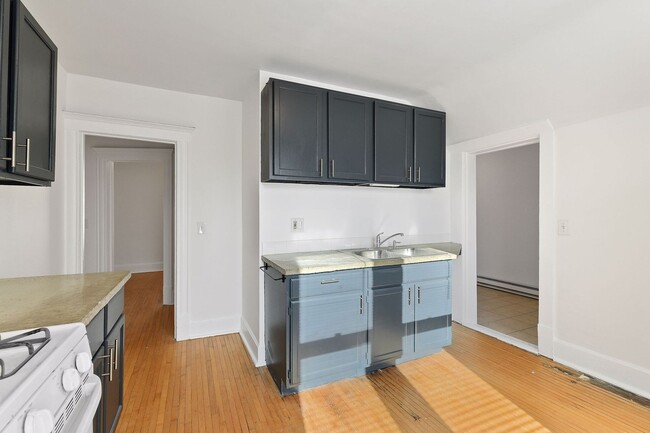 Building Photo - 420 N Oliver Ave