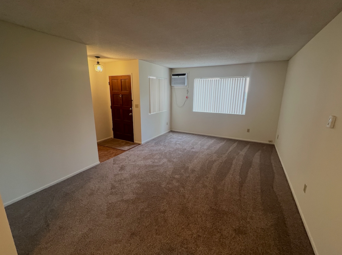 View of living space - 3262 Montrose Ave
