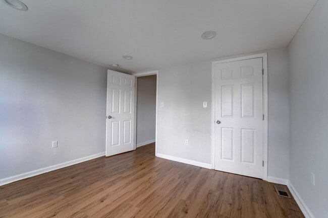 Building Photo - Beautifully Updated Townhome in Prime Loca...