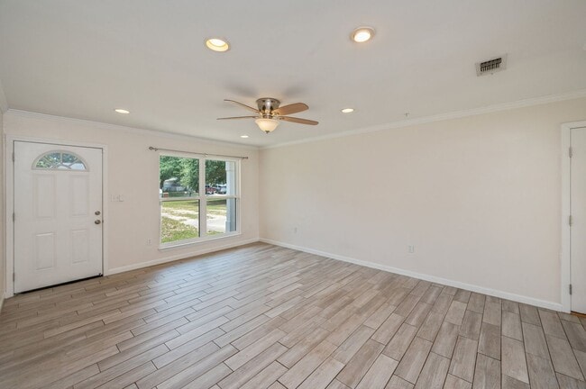 Building Photo - Charming Navarre Home on Nearly Half an Acre