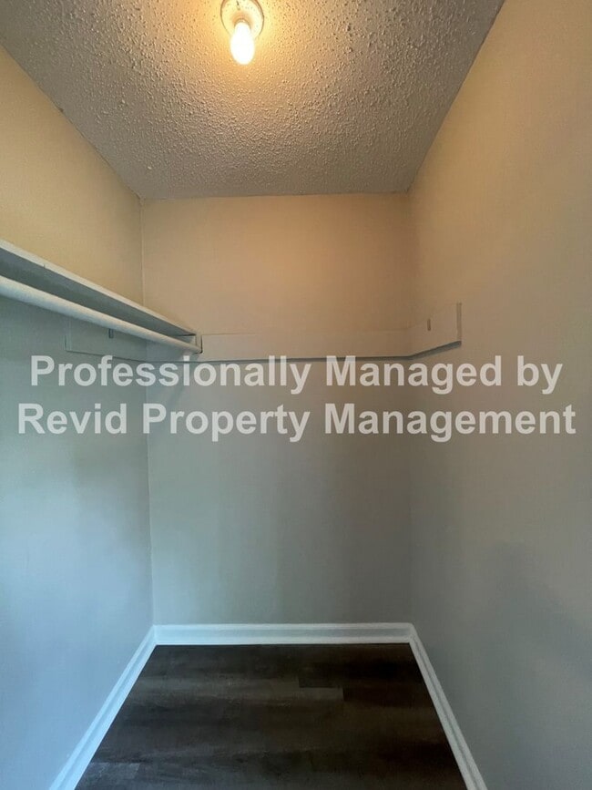 Building Photo - Charming 3 Bedroom Home!