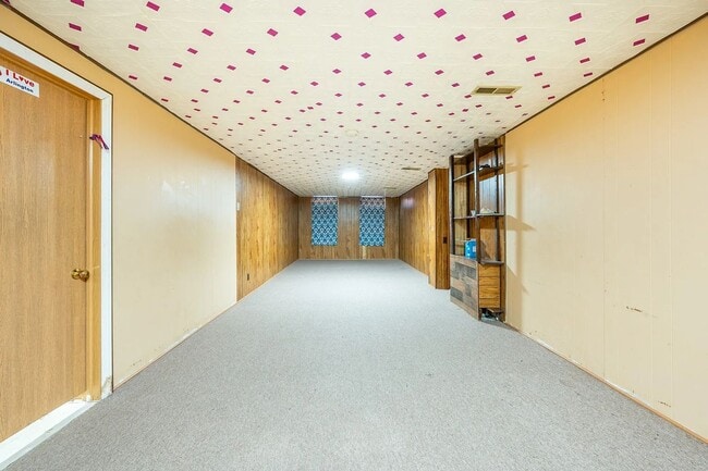 Building Photo - Gorgeous hardwood floors!